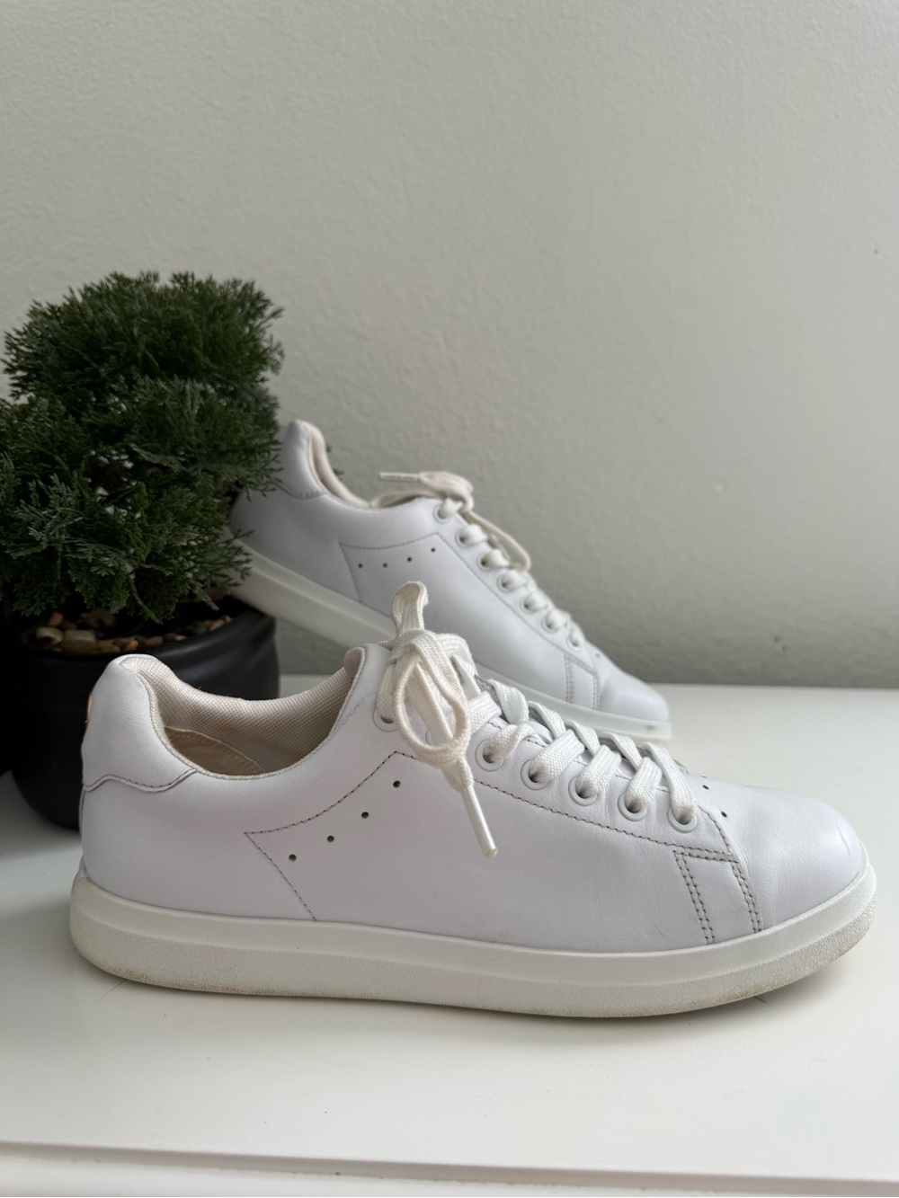 Tory Burch sneakers size 8 White Leather Low-Top - Picture 2 of 8